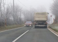 Сообраќајот на државните патишта се одвива во зимски услови, по претежно суви  коловози